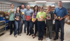 El grupo de Dell durante el Día de Otoño del Cuidado con libros en la mano.