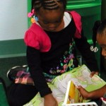 una niña pequeña lee su nuevo libro