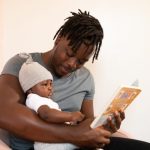 Padre y bebé leyendo