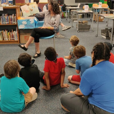 Los estudiantes se sientan para una lectura en voz alta en Bluebonnet Elementary