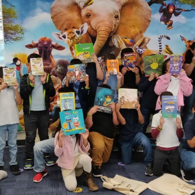 Los alumnos de Overton sostienen sus libros de Éxito de Verano
